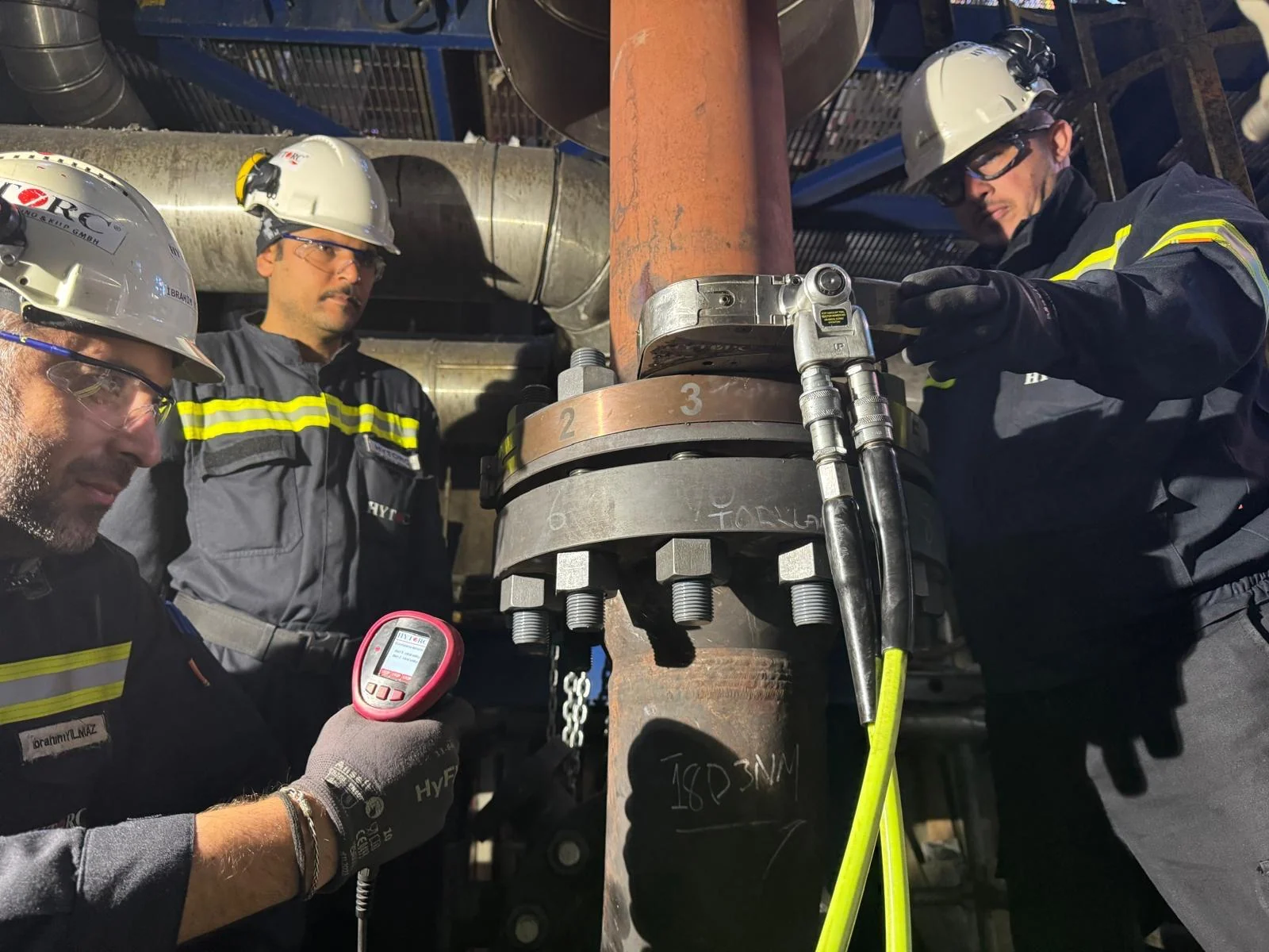 Flange tightening operation in the field